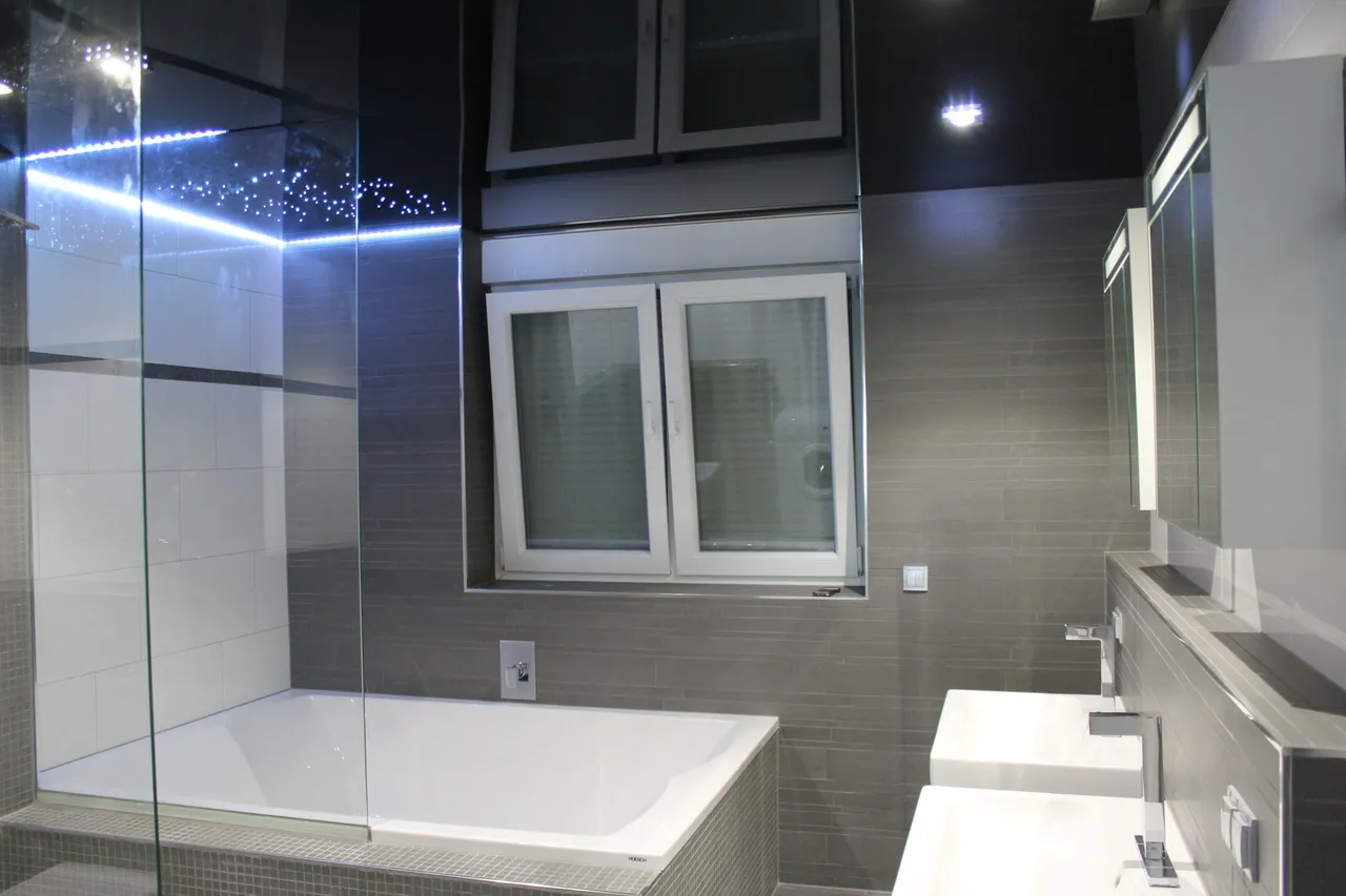 spanndecke schwarz glanz mit sterne himmel im badezimmer  von Defix Decken UG