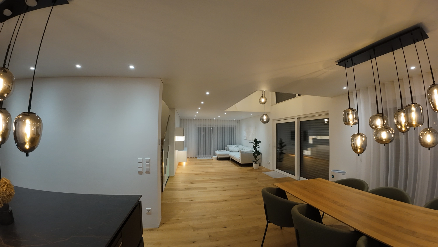 Defix Decken UG  matt weiße spanndecken mit schwarzen und led faziert im ess bereich und küche  