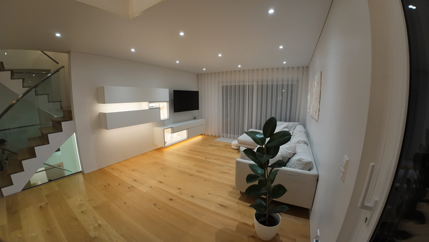 Defix Decken UG  schwarz gehaltene essbereich mit küche und weißer spanndecke